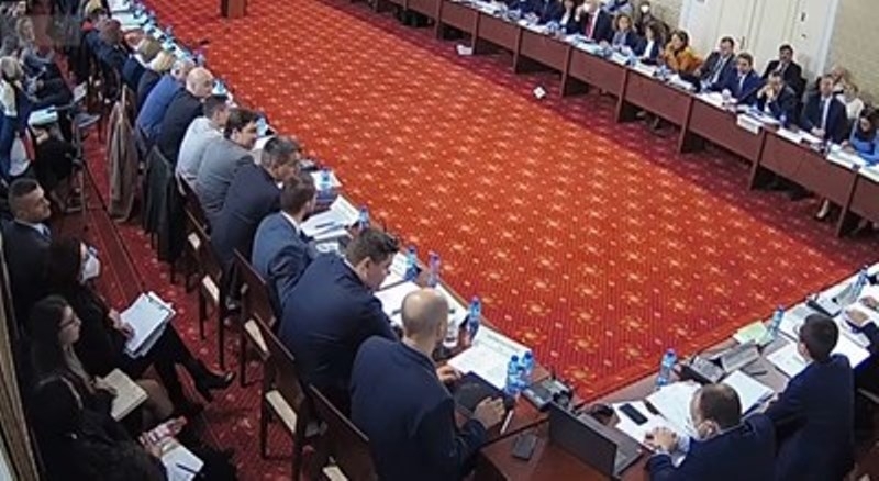 След близо 9 часов дебат парламентарната комисия по конституционни и правни