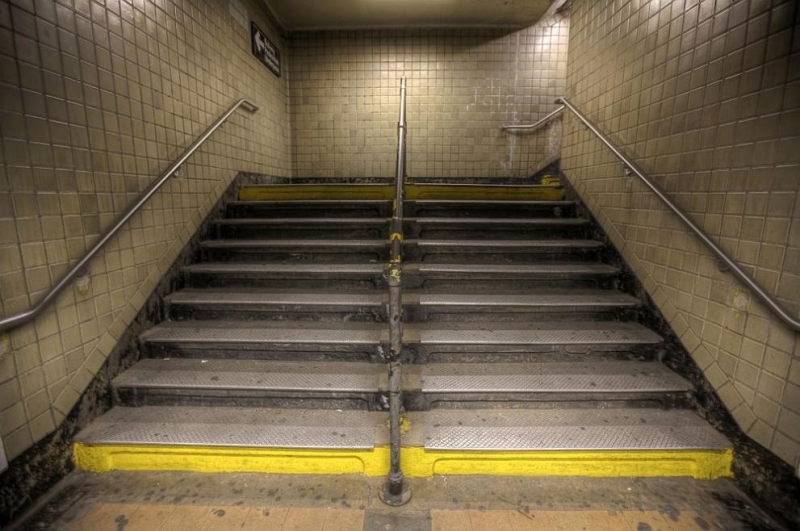 Млада майка загина при падане по стълбите на метростанция в