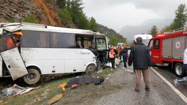 Малък автобус превозващ сирийски работници е катастрофирал в Анталия По