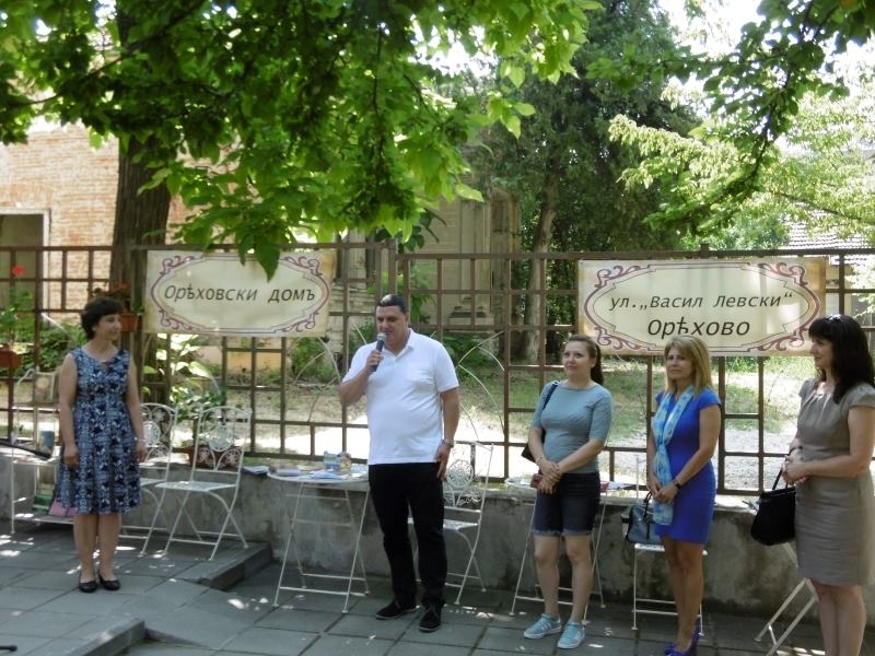 Вчера благотворителен базар с книги и рекламни материали обедини много