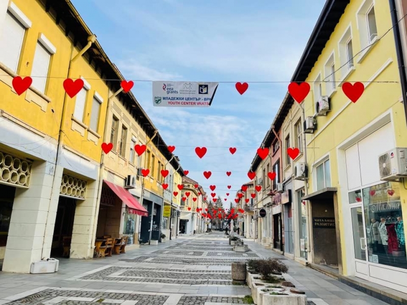 Украсиха центъра на Враца научи BulNews Повече от 100 сърца красят