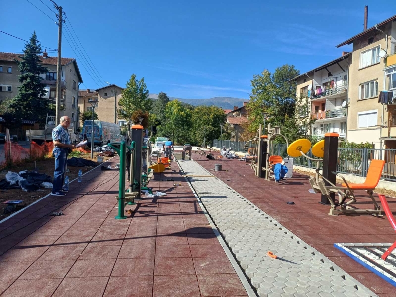 Продължават дейностите по изграждане на мултифункционално спортно игрище в ж к