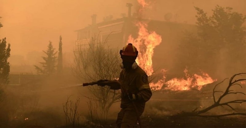 Големи горски пожари бушуват край гръцката столица Атина На жителите