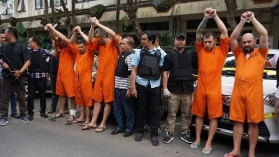 Петима български граждани бяха арестувани за проникване в банкомати и