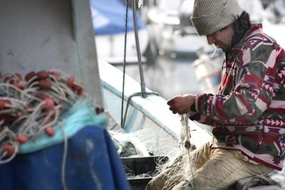 Панайотис Пагонис стои на палубата на своята рибарска лодка край