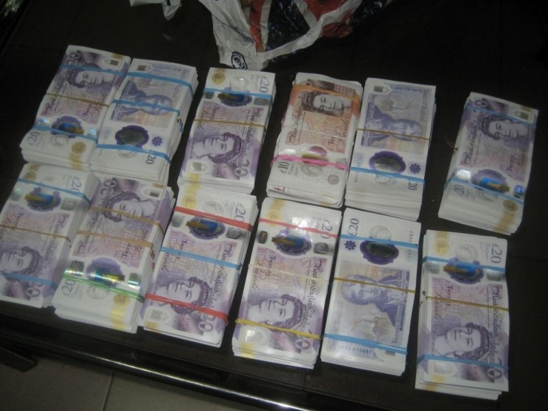 Митнически служители откриха 90 000 недекларирани британски лири при две
