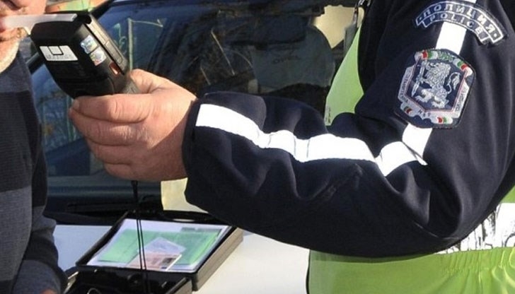 Пиян шофьор е спипан да кара кола късно през нощта