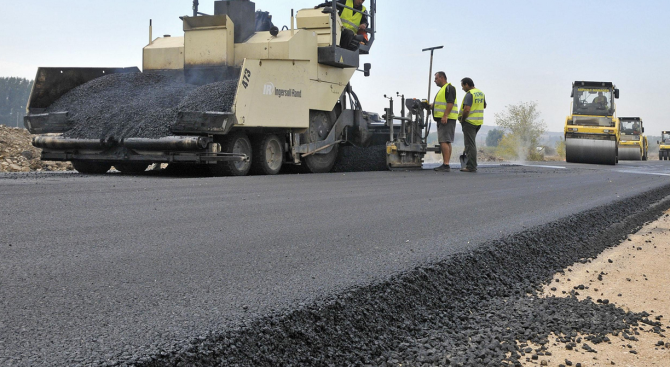 Новият асфалт положен в участъка от пътя София Своге където стана