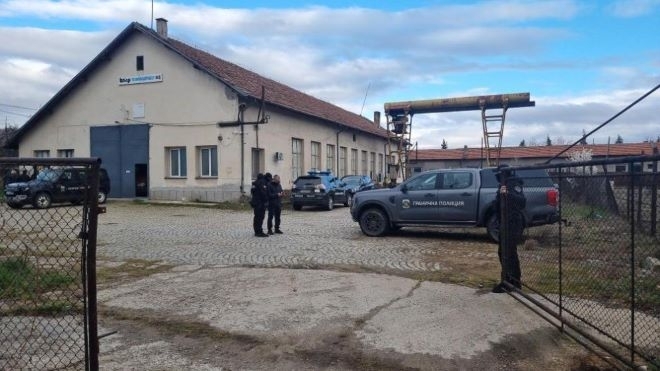 Вижте ултрамодерната със спални и кухня фабрика за незаконни цигари в Дупница /снимки/