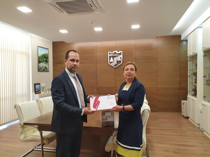 Заместник министър Зорница Русинова направи дарение от таблети предназначени за децата