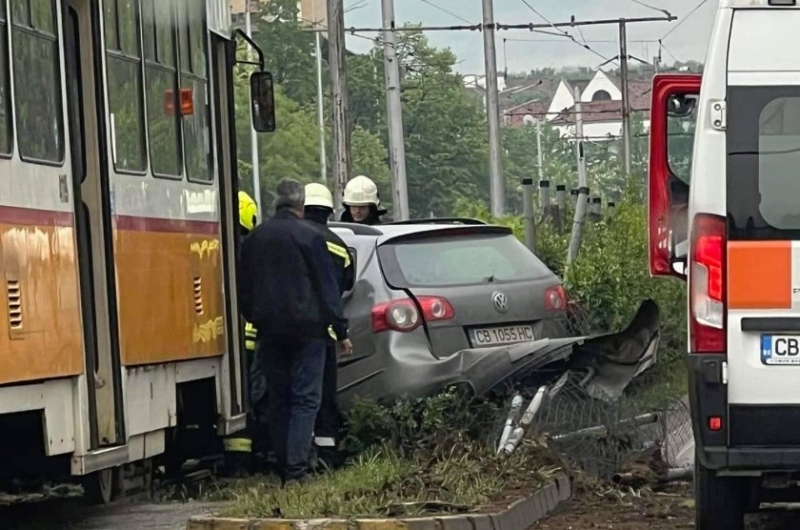 Трамвай блъсна лек автомобил в София информира БНТ На място са