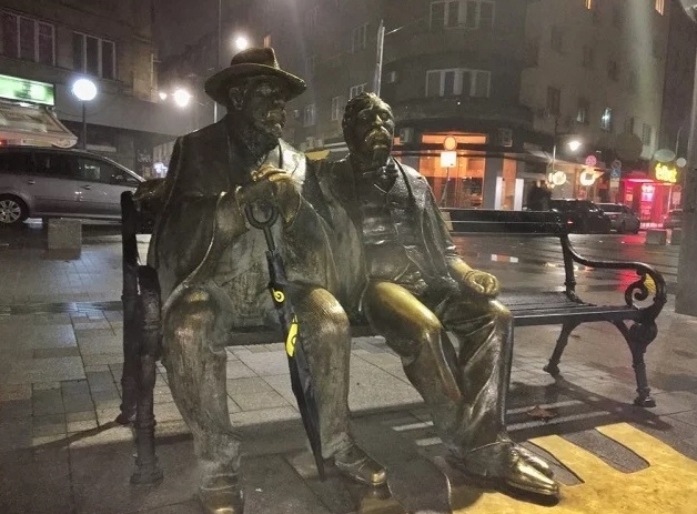 Вандали са измъкнали част от скулптурата на Георги Чапкънов и