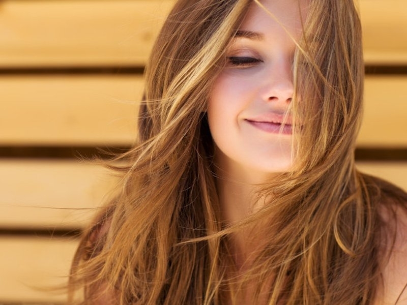 През лятото косата повече от всякога се нуждае от правилна