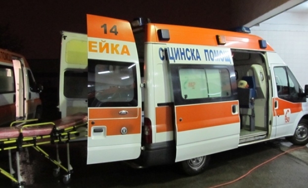 Двама младежи са с опасност за живота след тежка катастрофа