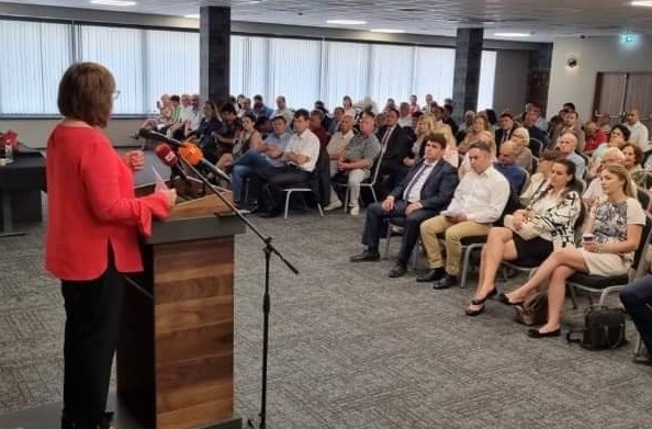 Във вторник лидерът на БСП Корнелия Нинова събра в хотел