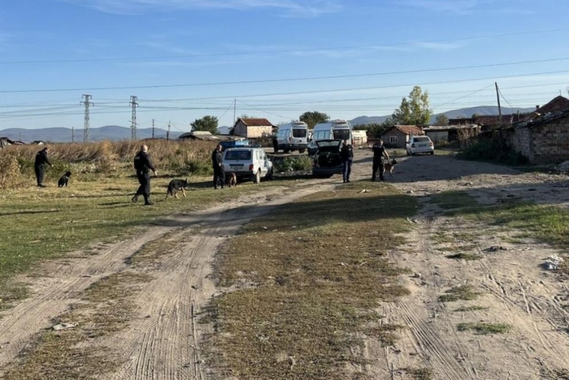 Полицай е намушкан с нож в гърдите в Казанлък Инцидентът