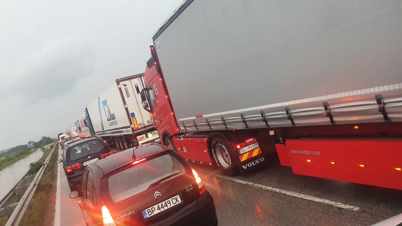 ТИР се е обърнал на главен път Е 79 между Враца
