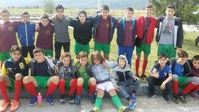 При непрекъснат дъжд на се изигра футболния мач между детските