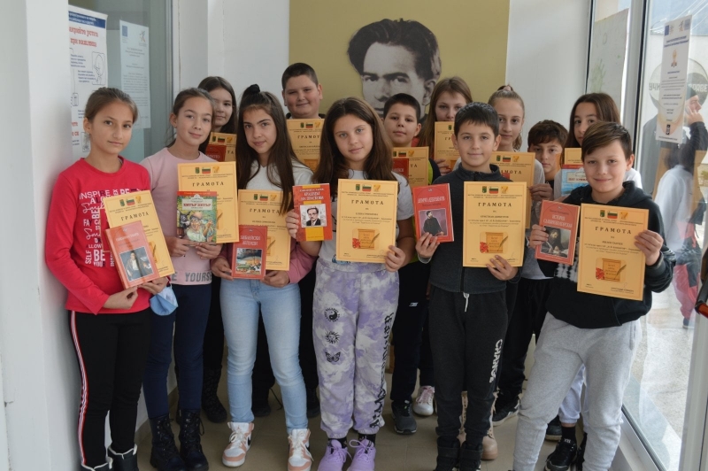 Наградиха участниците в конкурса Будители на бъдеще в Берковица съобщиха