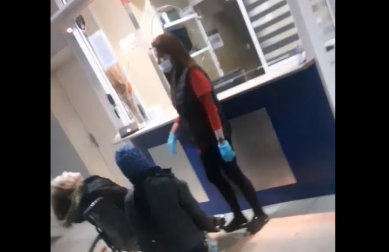 Принудиха служителката от регистратурата на Спешното във Враца да напусне