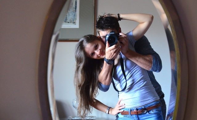 Amazon патентова огледало, което ви облича във виртуални дрехи