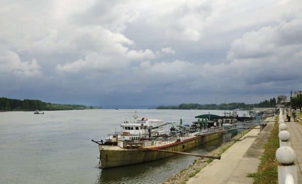 Десетки кораби продължават да стоят блокирани край Свищов където са