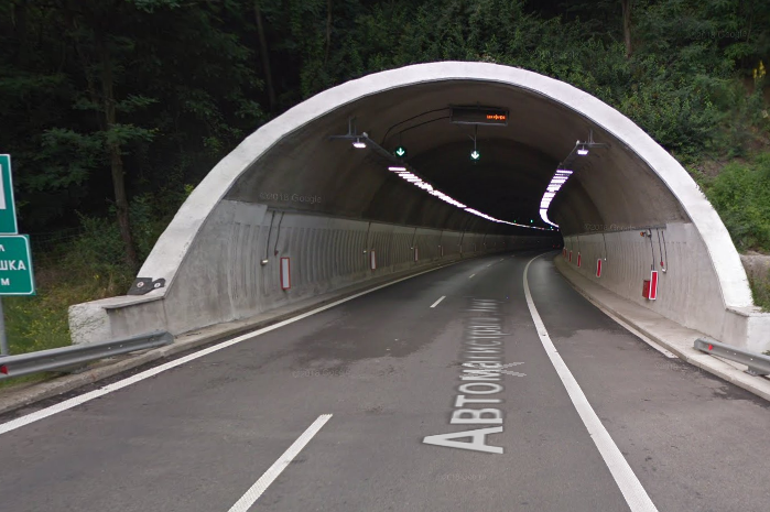 Аварирал камион затруднява преминаването през тунел Ечемишка на автомагистрала Хемус