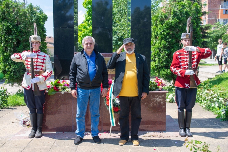 Гражданството на Мездра почете паметта на Христо Ботев и на загиналите за свободата и независимостта на България /снимки/
