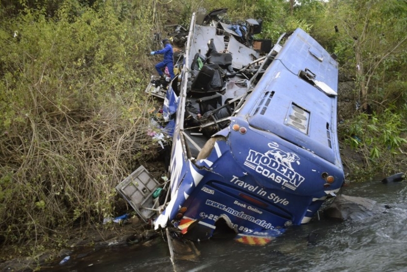 Тридесет души са загинали когато автобус е паднал в река