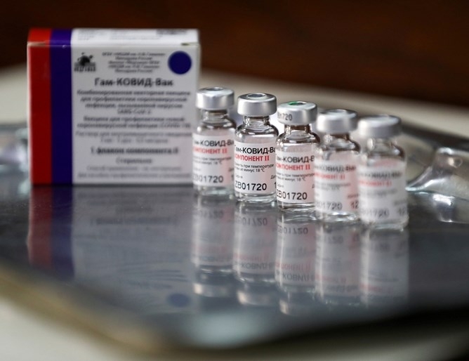 Словакия и Полша търсят алтернативни доставчици на ваксини срещу COVID-19.