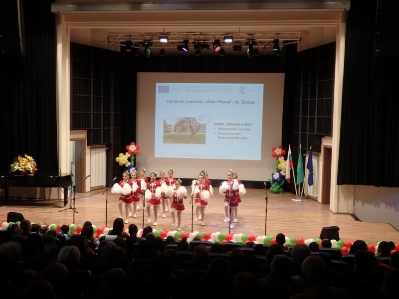 Областният управител Малина Николова приветства организаторите и участниците в заключителния