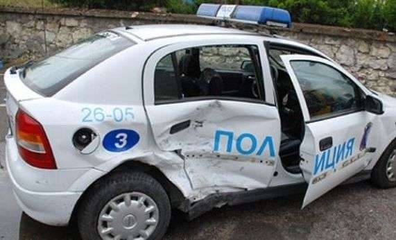 БМВ блъсна патрулка кола малко след подлеза на Гладстон в