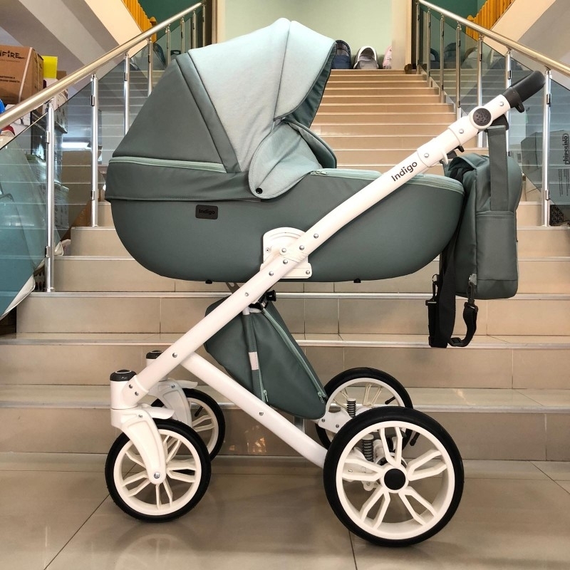 Млада жена открадна детска количка от входа на блок във