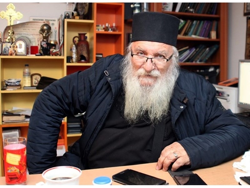 Самолет багер коли автомат и кукли искат децата от приюта