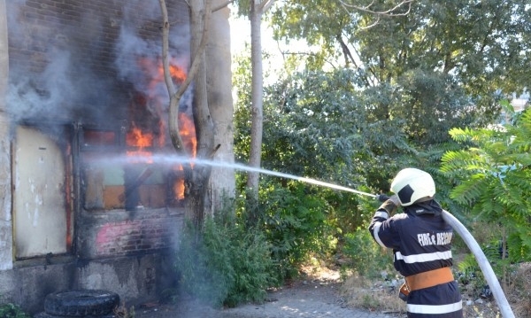 Пожар вилня в изоставена сграда във Вършец съобщиха от полицията