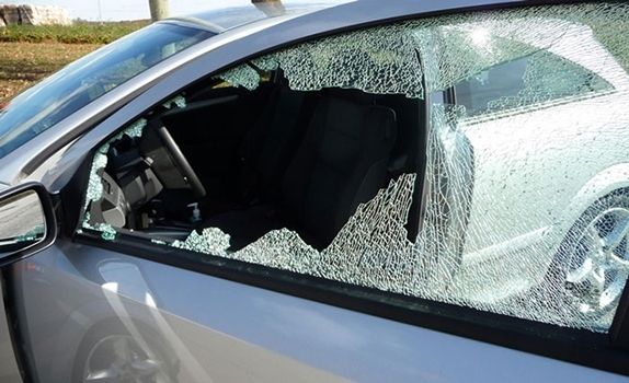 Хванаха бандит потрошил стъклата на кола във Враца съобщиха от