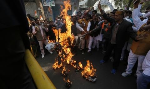 Разгневени хора в Индия линчуваха двама заподозрени изнасилвачи в полицейско