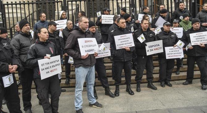 Протестите на работещите в затворите и съдебната охрана продължават Днес