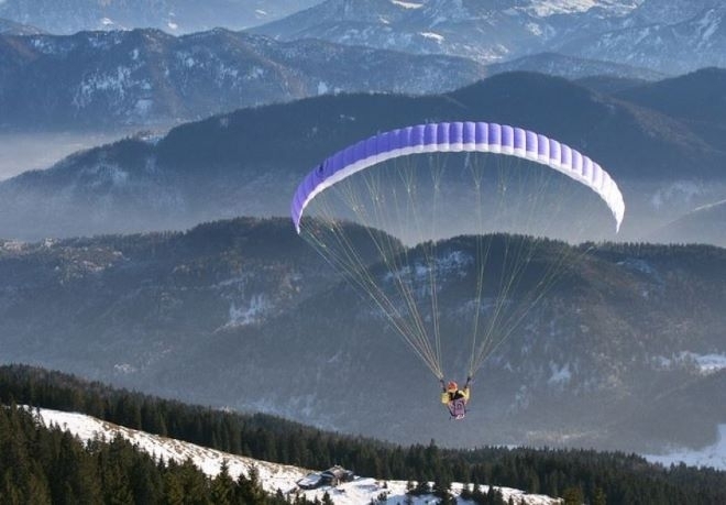 Парапланерист оцеля след кацане с висока скорост на каменист бряг