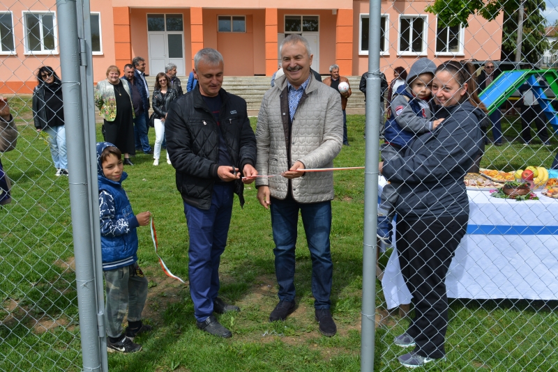 Ограденото игрище се намира в близост до сградата която си