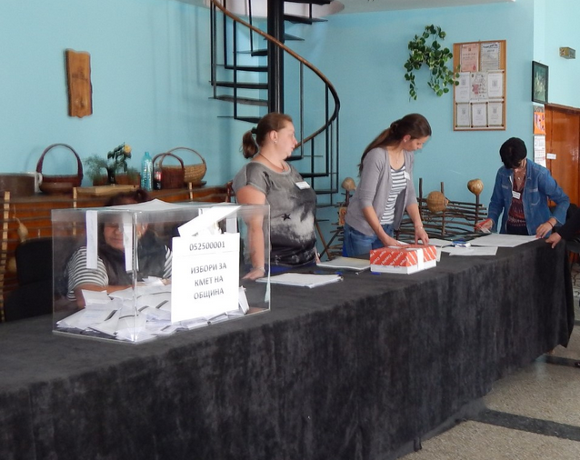 Кандидатът на БСП Митко Антов води пред независимия кандидат Веселин