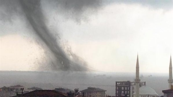 Торнадо се изви в морето днес край истанбулската община Арнавуткьой