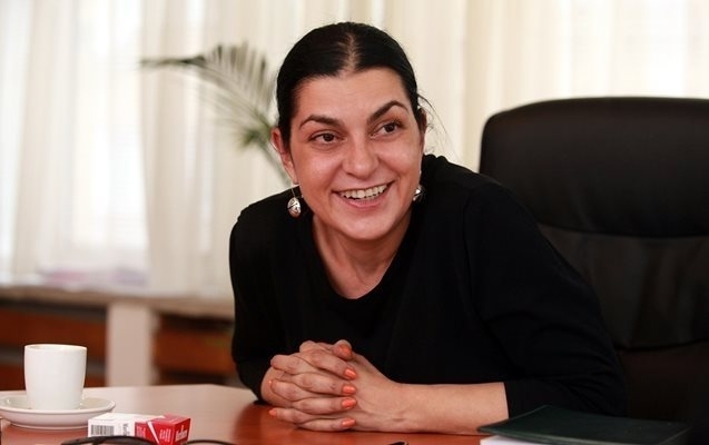 След 4 месечна яростна война с надписи по врати и обвинения