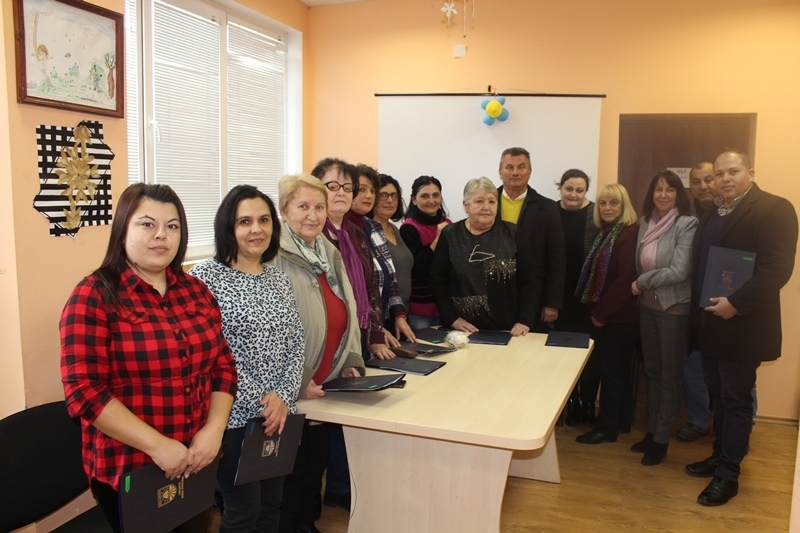 Кметът на община Бяла Слатина инж Иво Цветков връчи договорите