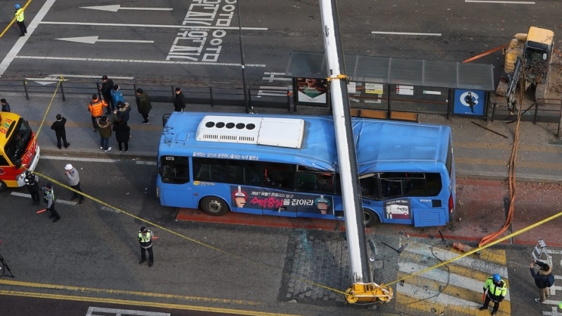 Строителен кран падна върху автобус от градския транспорт. Инцидентът стана