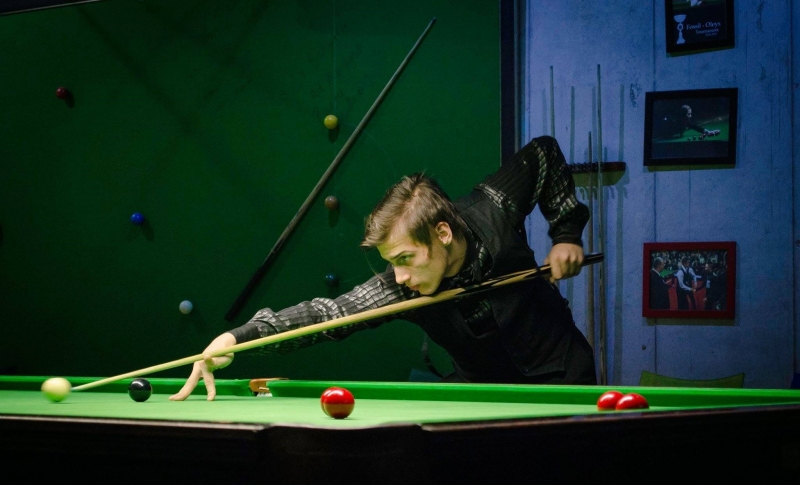 Състезателят на Спортен клуб по снукър Мездра 2013 Денис Иванов