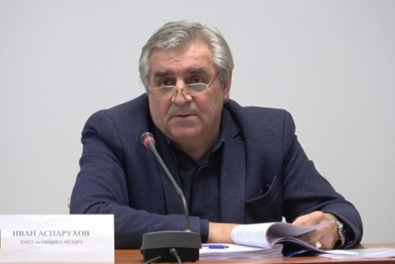 Асфалтовата настилка на улици e повредена от обилния дъжд с