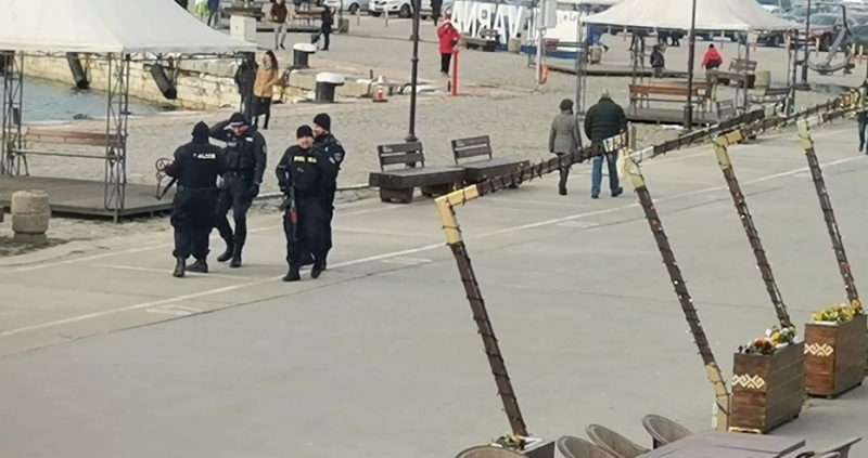 Полицаи с автомати се появиха и на Морска гара Варна