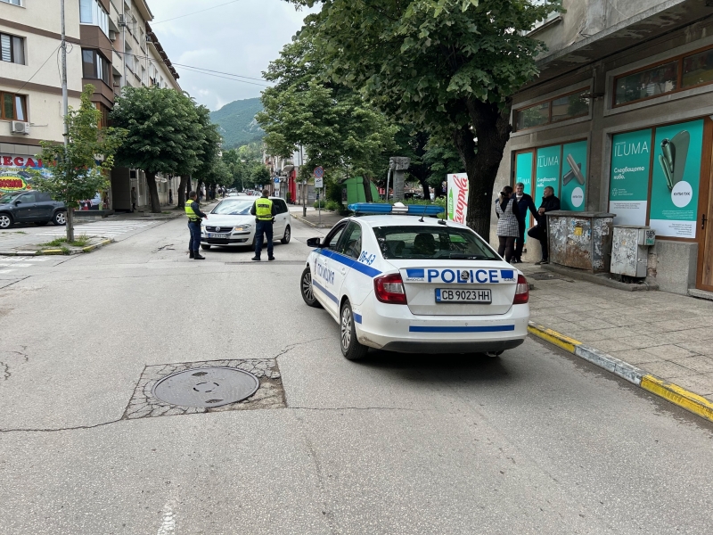 Кола блъсна възрастна жена на оживена улица във Враца видя