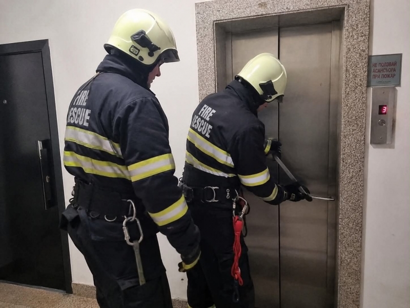Гражданин заседна в асансьор в Монтана съобщиха от МВР Екип